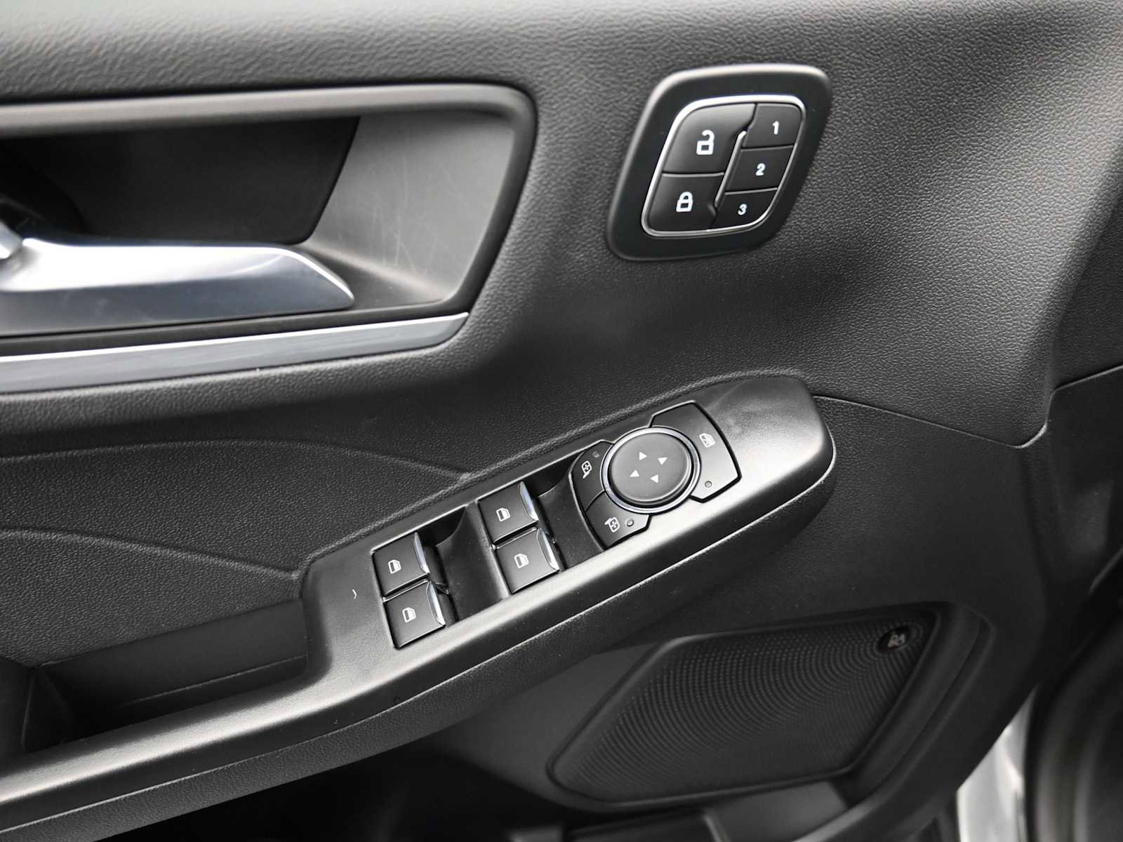 Used 2025 Ford Escape SE w/ PHEV Premium Package image 10