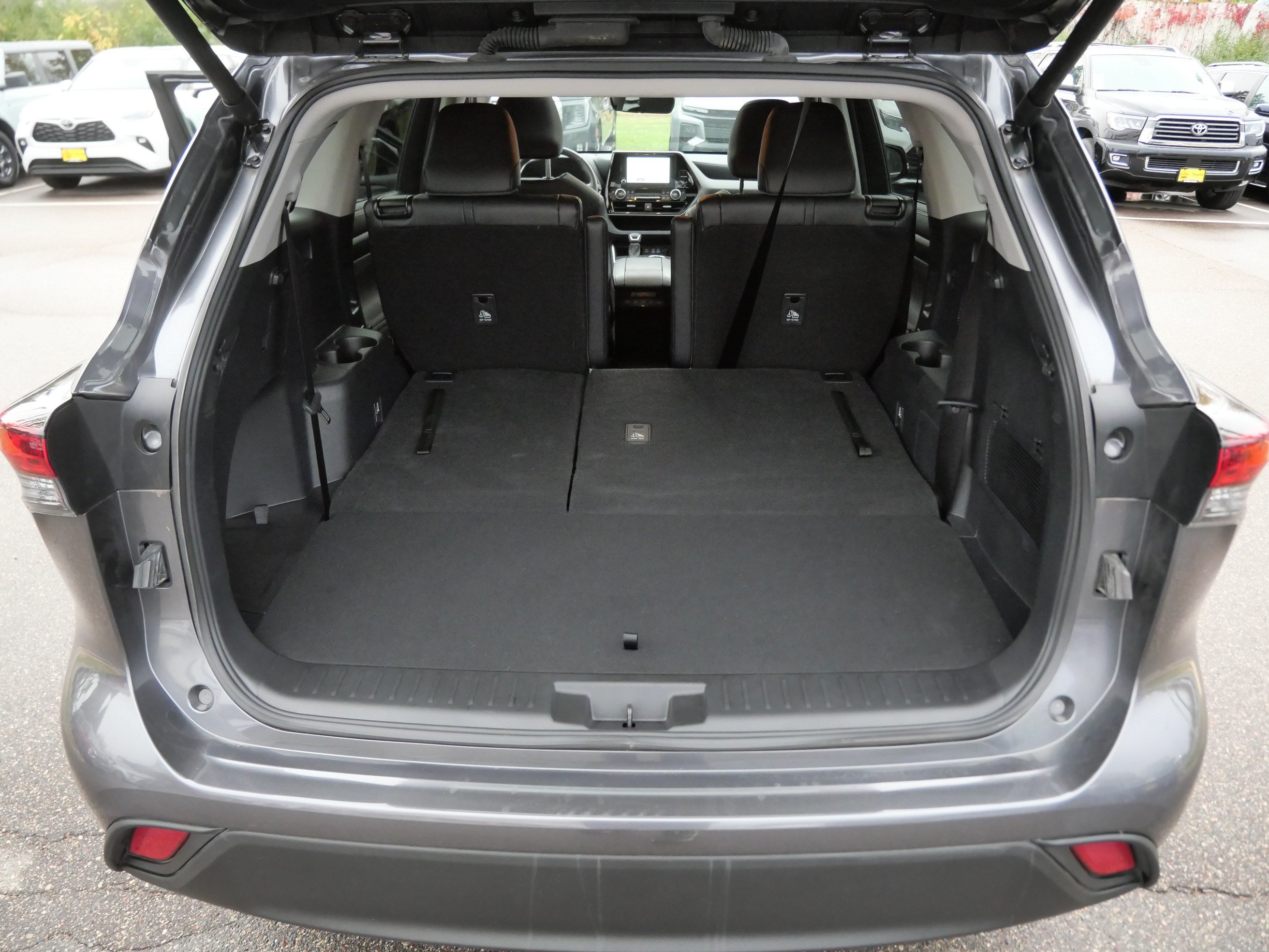 Used 2025 Toyota Highlander XLE AWD/4WD image 19