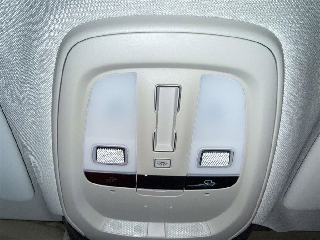 Used 2025 Volvo V60 B5 Cross Country Plus image 26