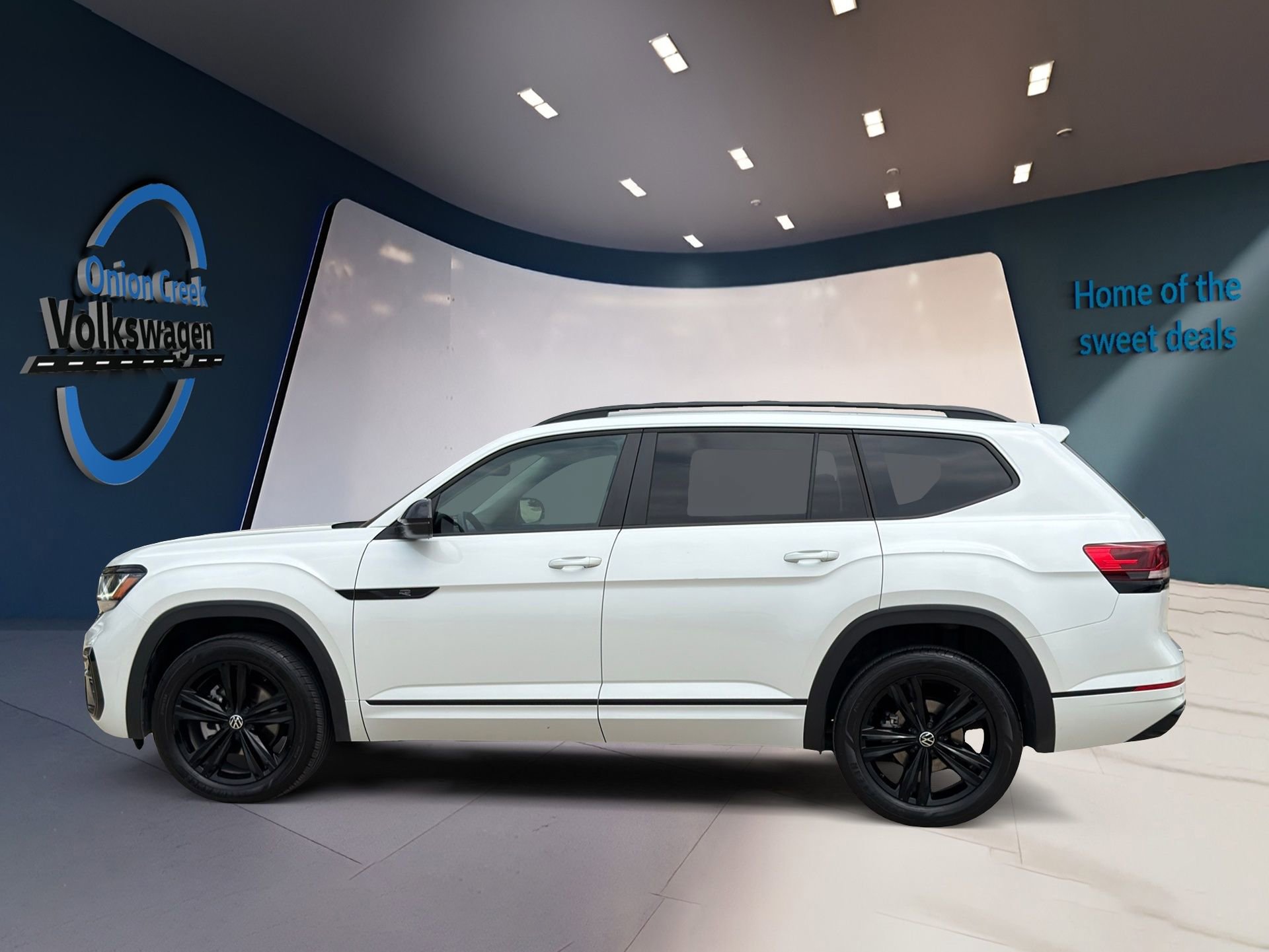 Used 2023 Volkswagen Atlas SEL R-Line AWD/4WD image 6
