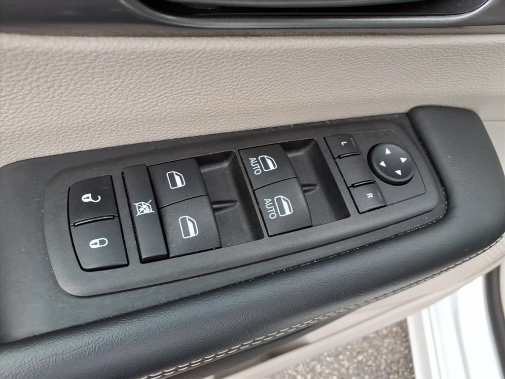 Used 2024 Chrysler Pacifica Touring-L FWD image 6