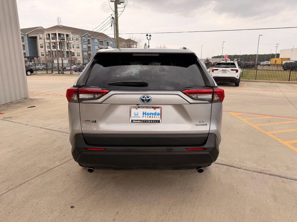 Used 2021 Toyota RAV4 LE image 7