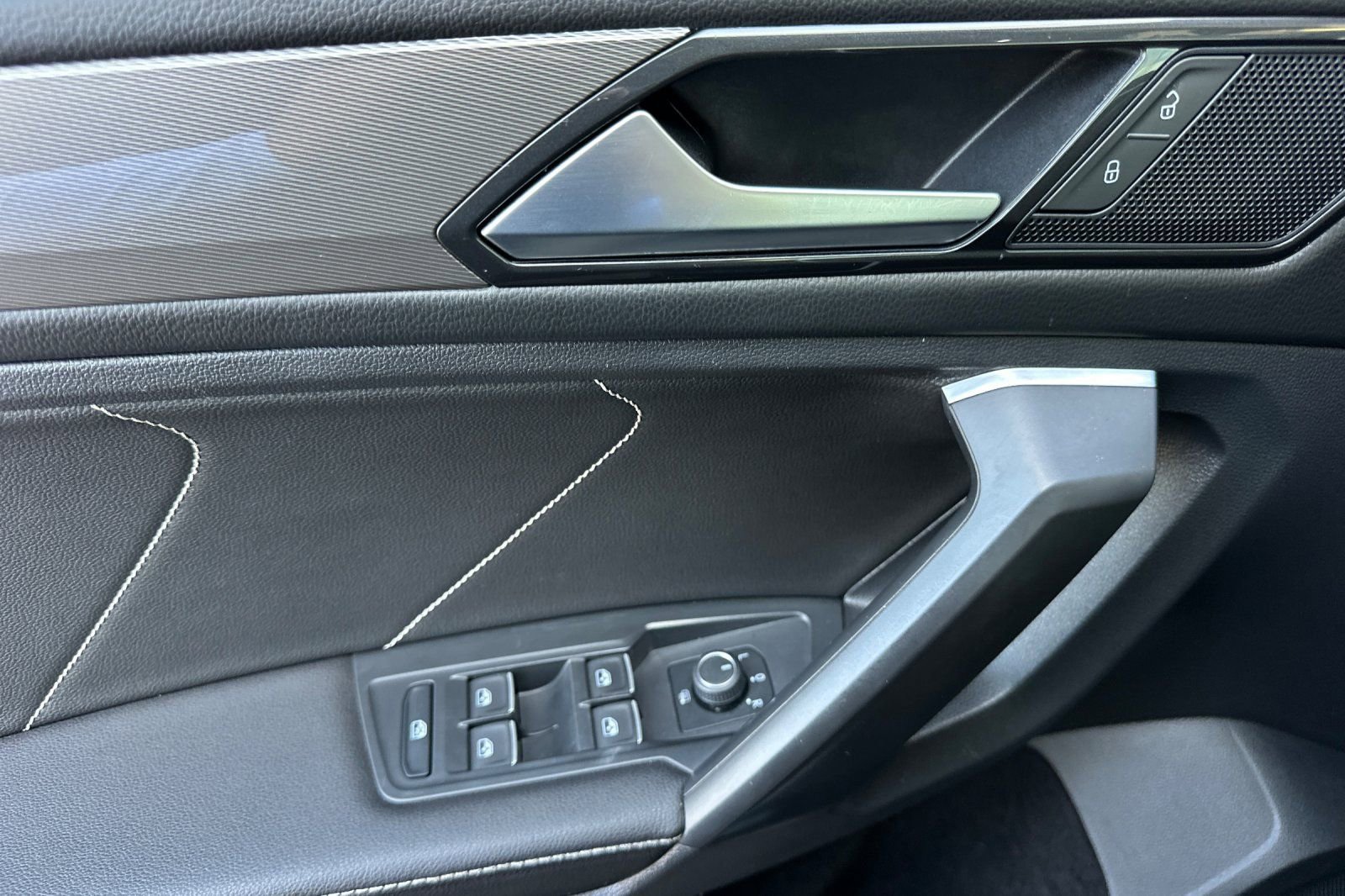 Used 2023 Volkswagen Tiguan SE w/ Panoramic Sunroof Package image 11