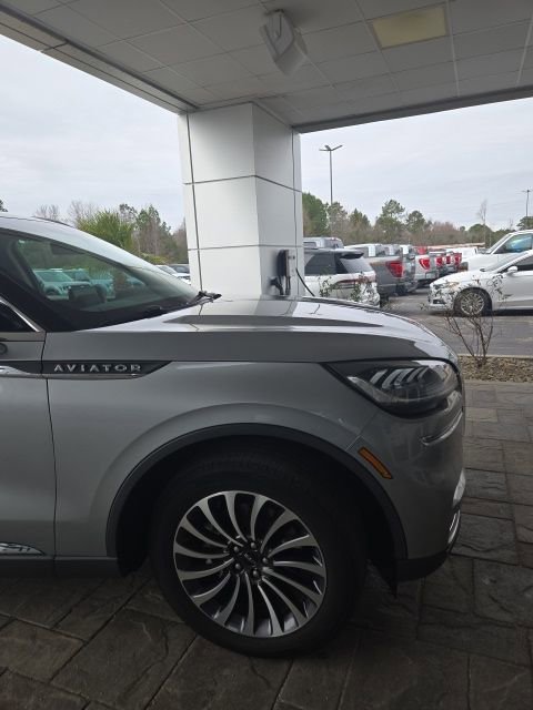 Used 2023 Lincoln Aviator AWD w/ Premium Package image 2