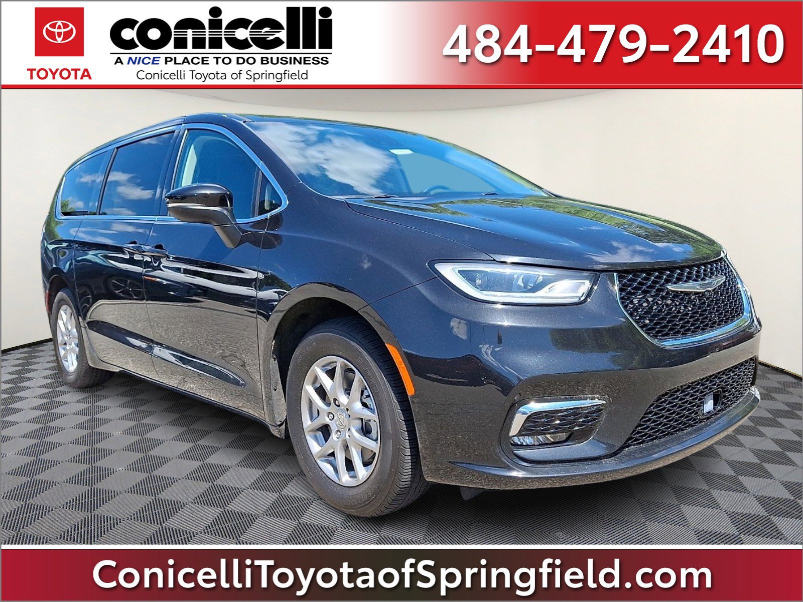 Used 2023 Chrysler Pacifica Touring-L FWD image 1
