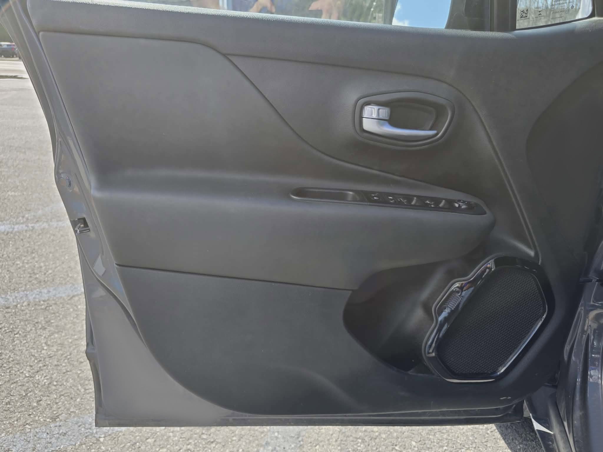 Used 2022 Jeep Renegade Altitude w/ Convenience Group AWD/4WD image 14