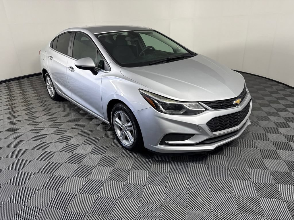 Used 2017 Chevrolet Cruze LT w/ LT Convenience Package FWD image 7