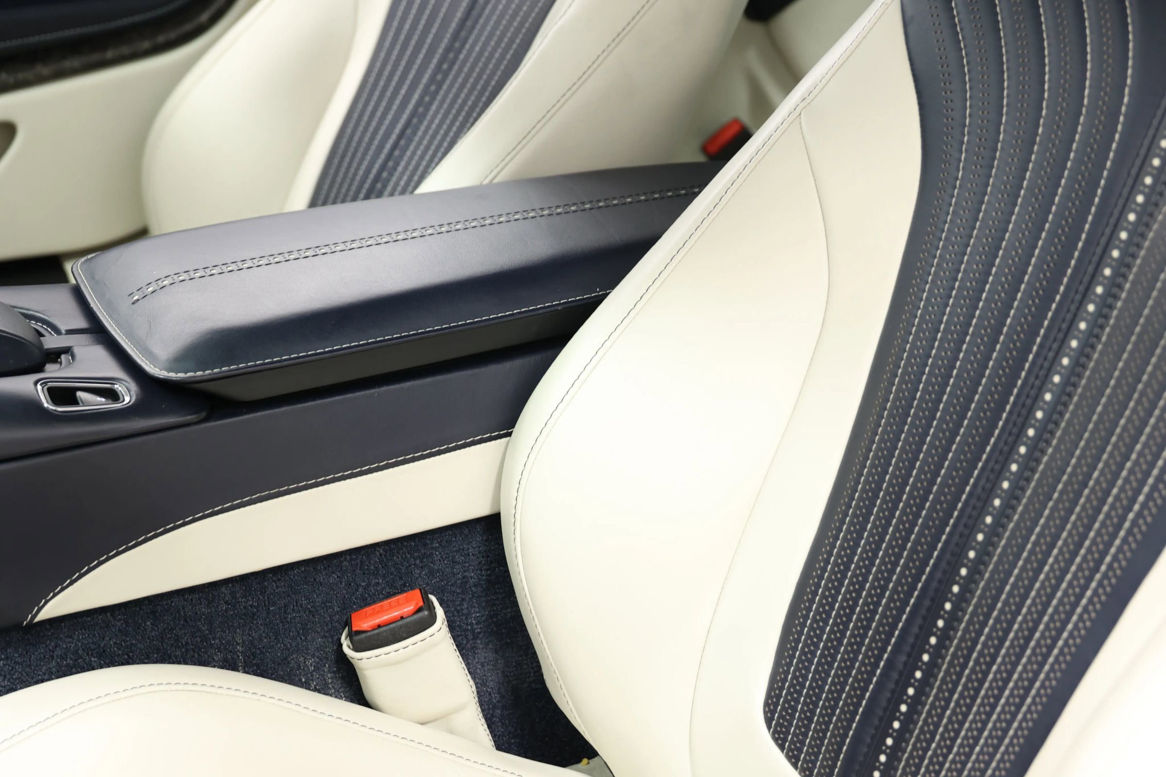 Used 2019 Aston Martin DB11 Coupe RWD image 21