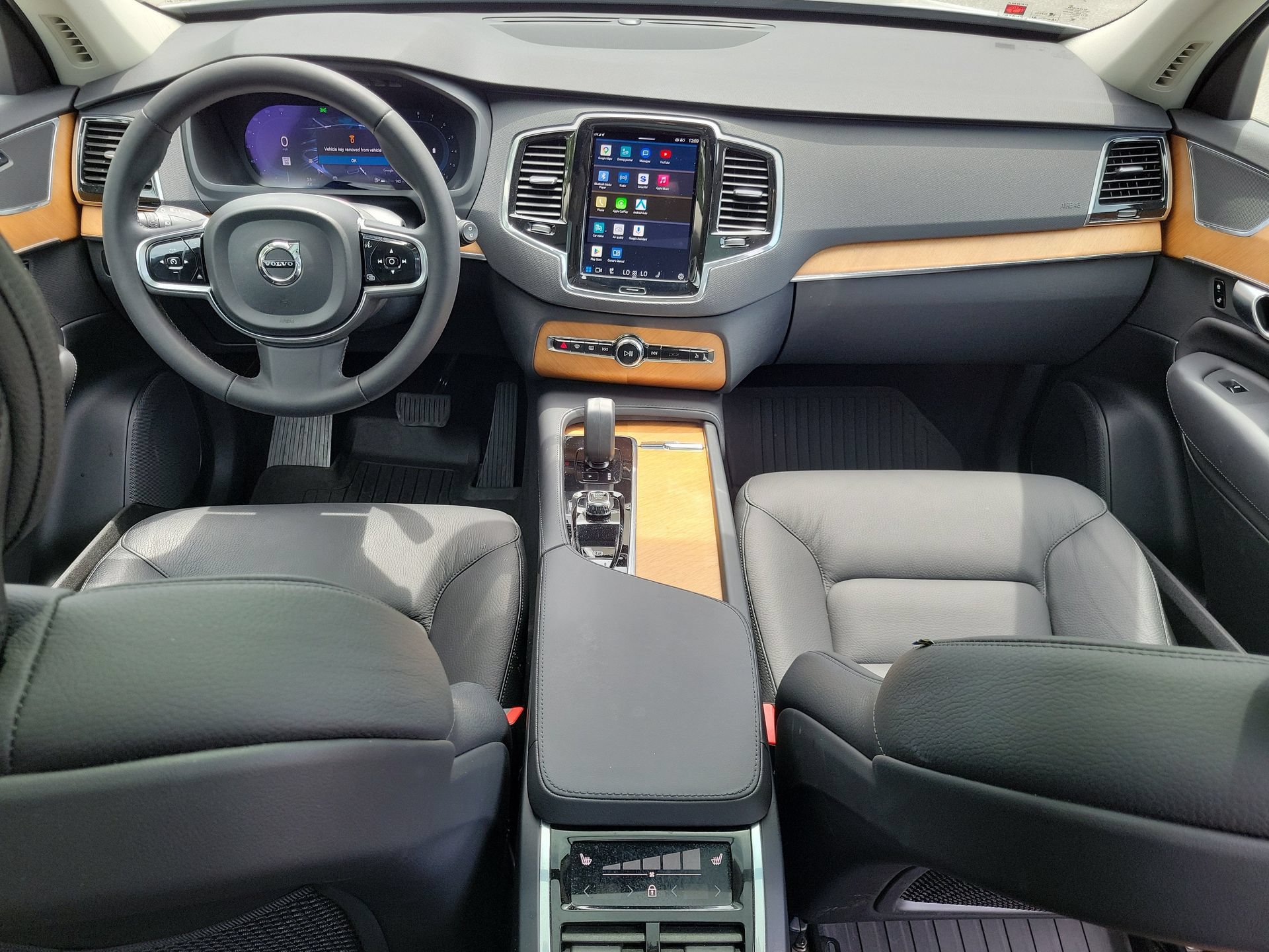 Used 2024 Volvo XC90 B6 Plus AWD/4WD image 4