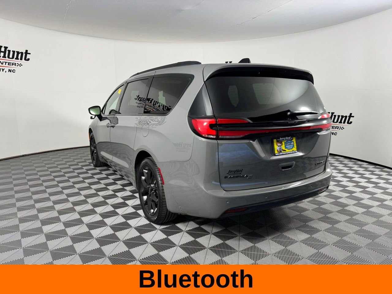 Used 2025 Chrysler Pacifica Limited image 8