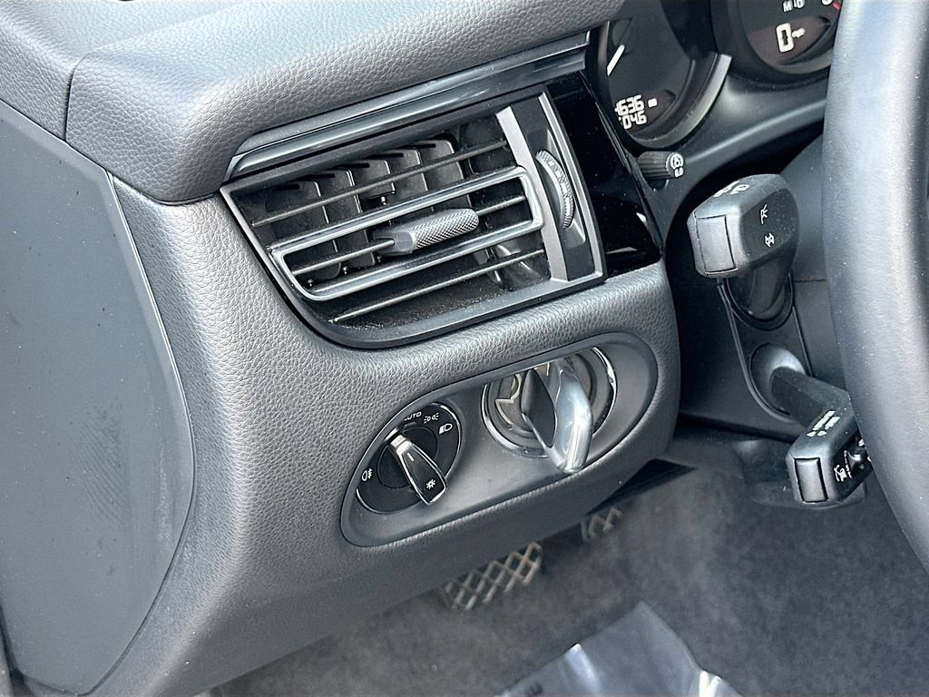 Certified 2026 Porsche Macan AWD/4WD image 11