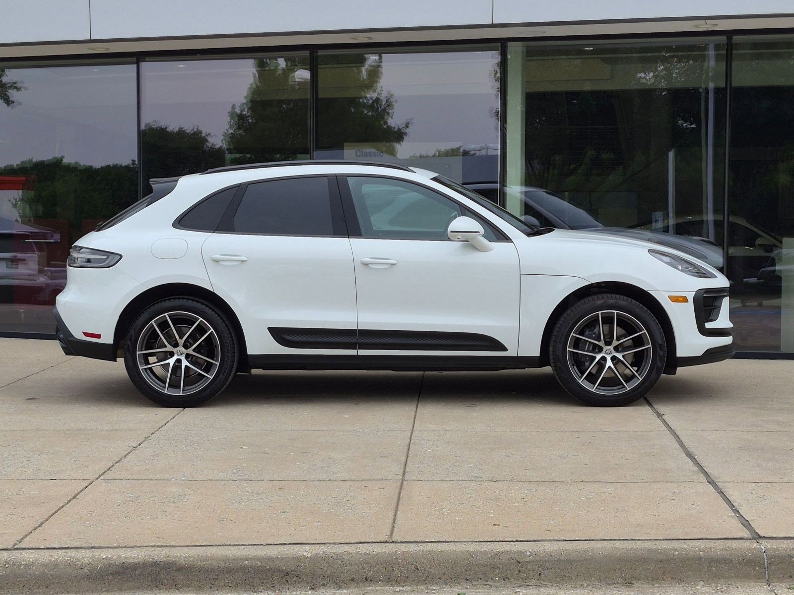 Certified 2026 Porsche Macan AWD/4WD image 8