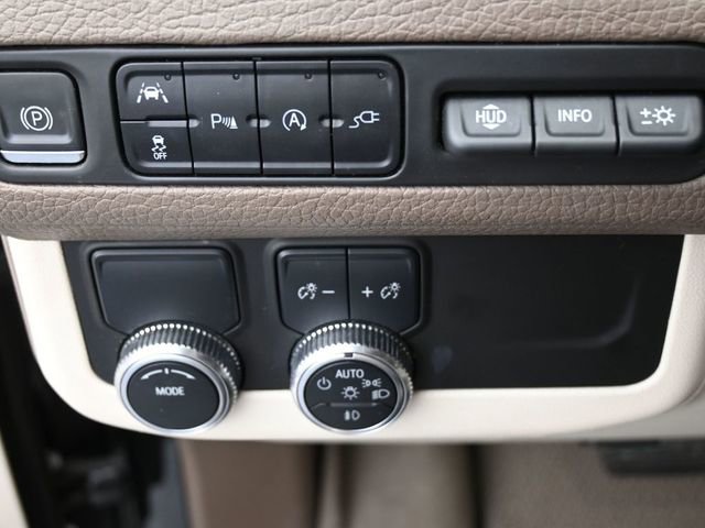 Used 2021 GMC Yukon XL Denali w/ Denali Premium Package image 38