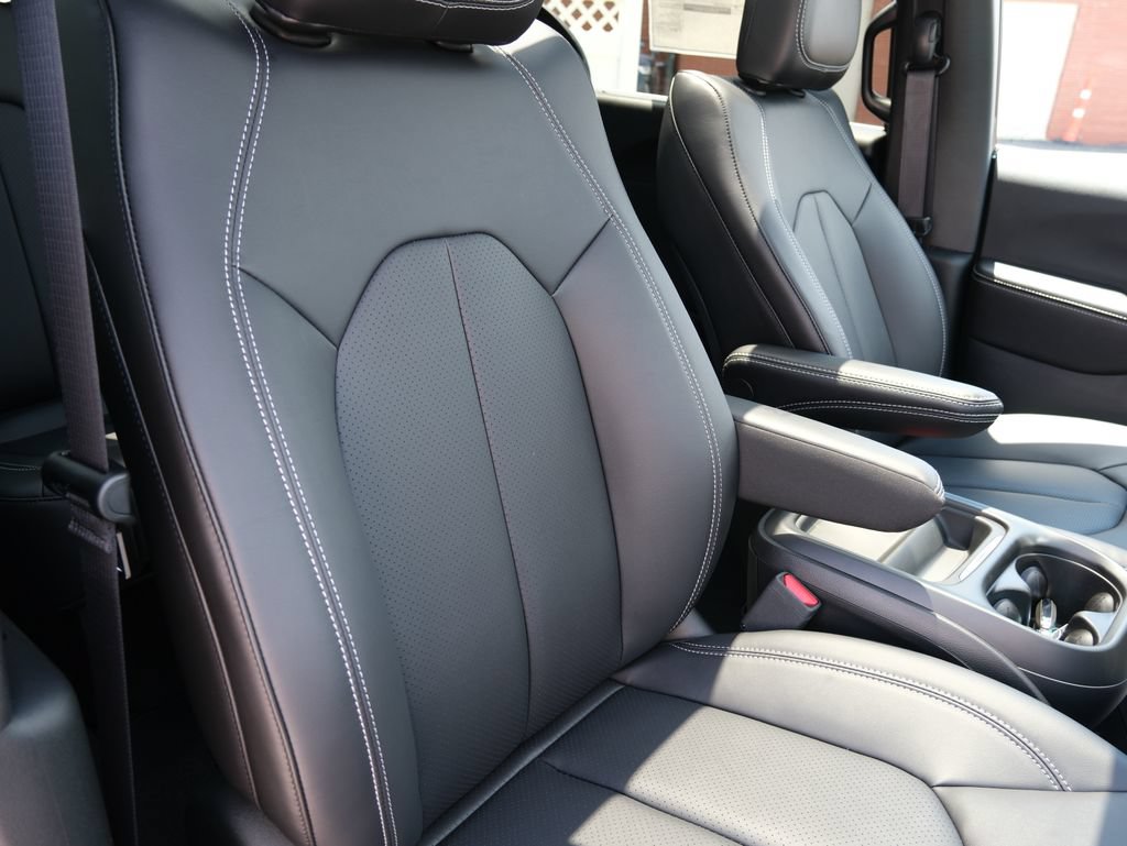 New 2027 Chrysler Pacifica Select w/ Family Tech Group FWD image 32