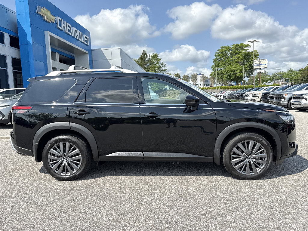 Used 2024 Nissan Pathfinder SL w/ SL Premium Package FWD image 2