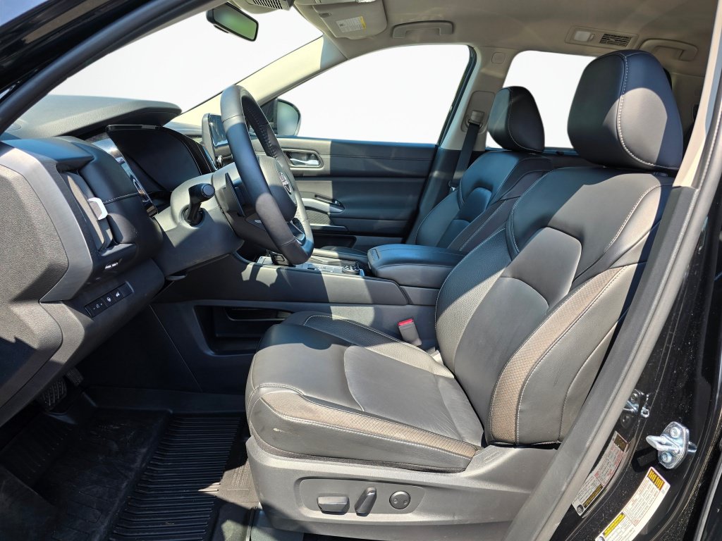 Used 2025 Nissan Pathfinder SL AWD/4WD image 12