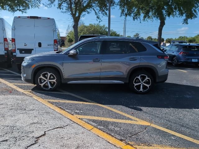 Used 2025 Volkswagen Tiguan SE image 3