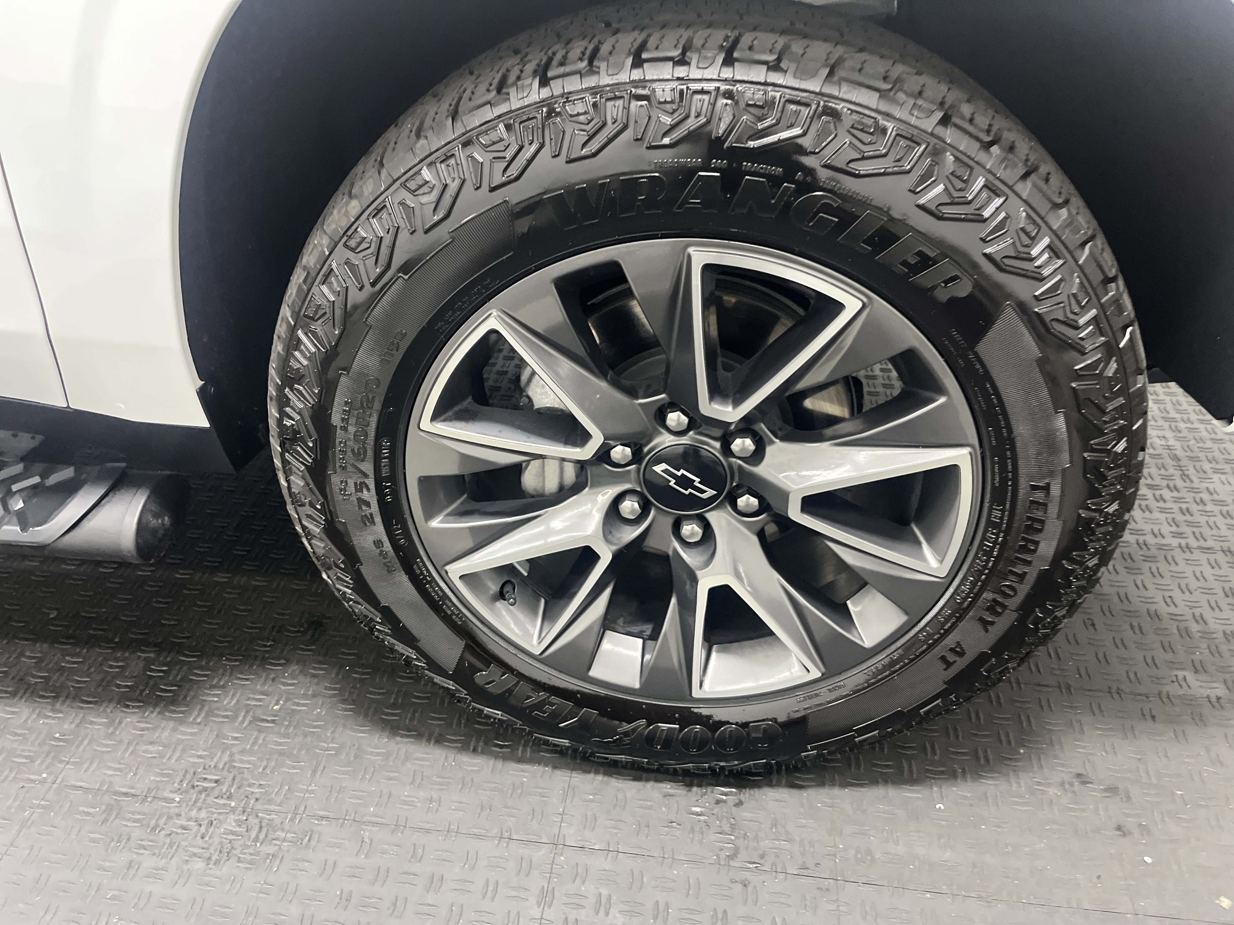 Used 2024 Chevrolet Suburban Z71 w/ Luxury Package image 28