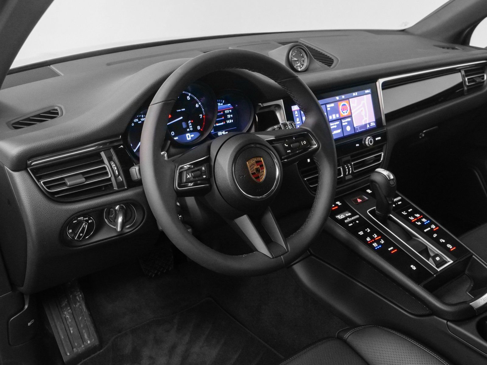 Certified 2025 Porsche Macan AWD/4WD image 4