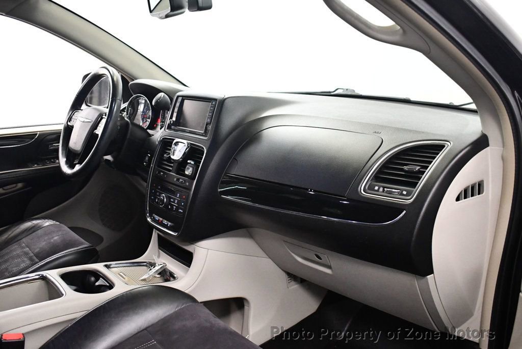 Used 2014 Chrysler Town & Country Touring-L image 11