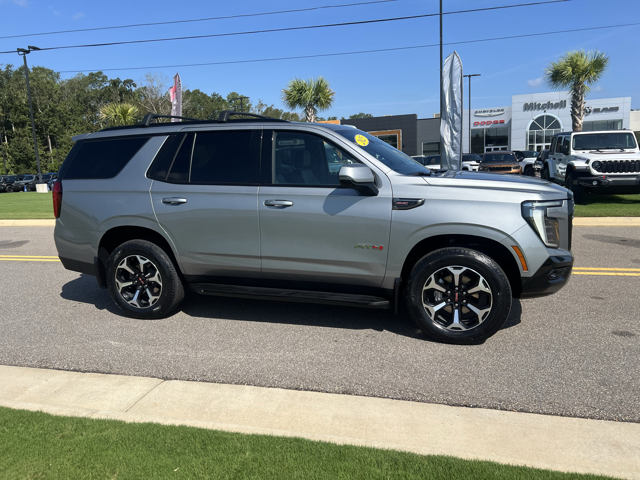 Used 2025 GMC Yukon AT4 w/ LPO, Get Active Package AWD/4WD image 7