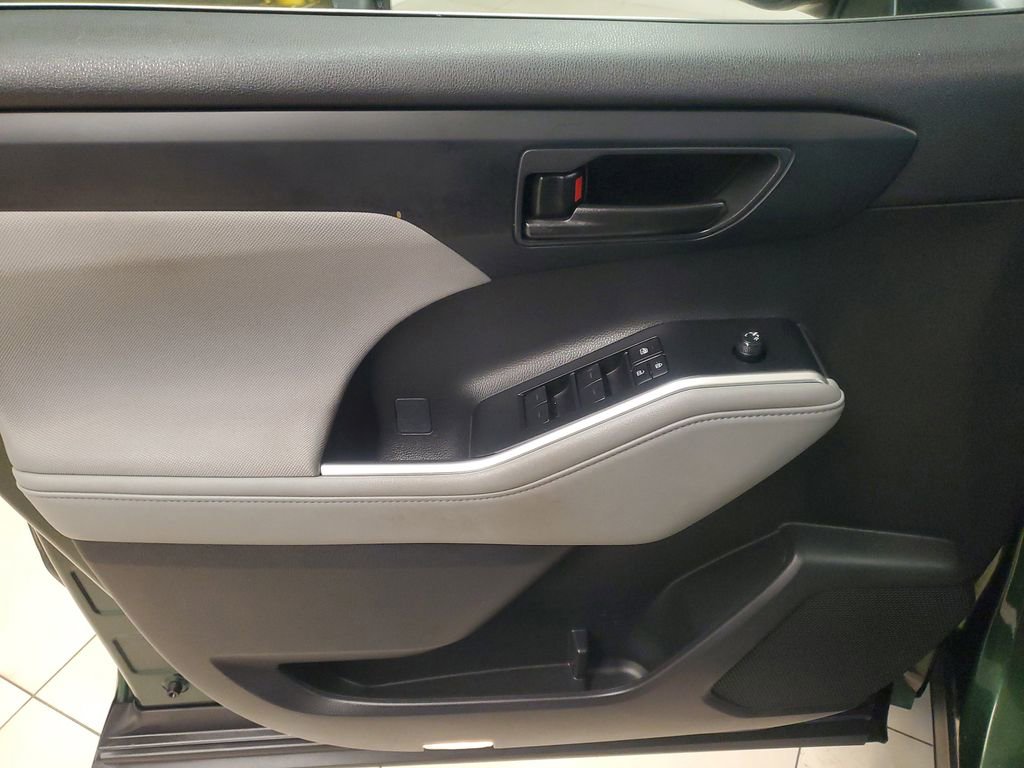 Used 2023 Toyota Highlander LE image 19