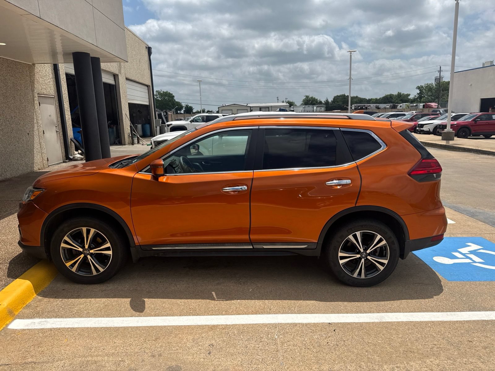 Used 2017 Nissan Rogue SL w/ SL Premium Package AWD/4WD image 4