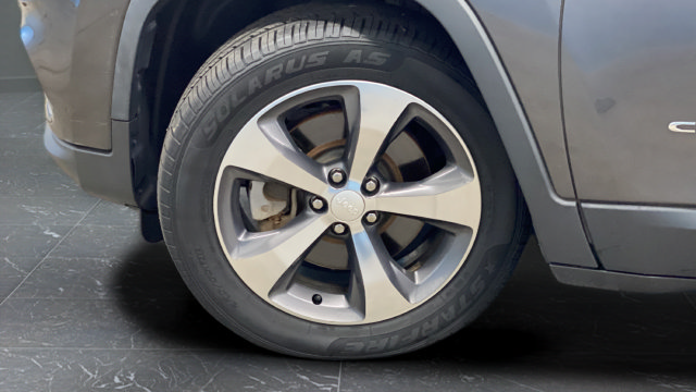 Used 2019 Jeep Cherokee Limited FWD image 36