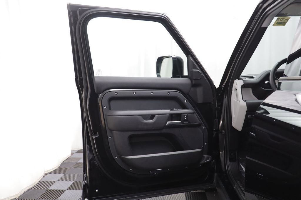 Used 2025 Land Rover Defender 130 S image 4