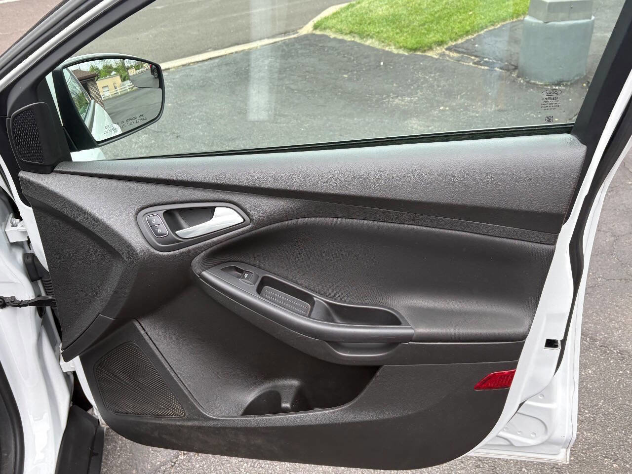 Used 2015 Ford Focus SE FWD image 27