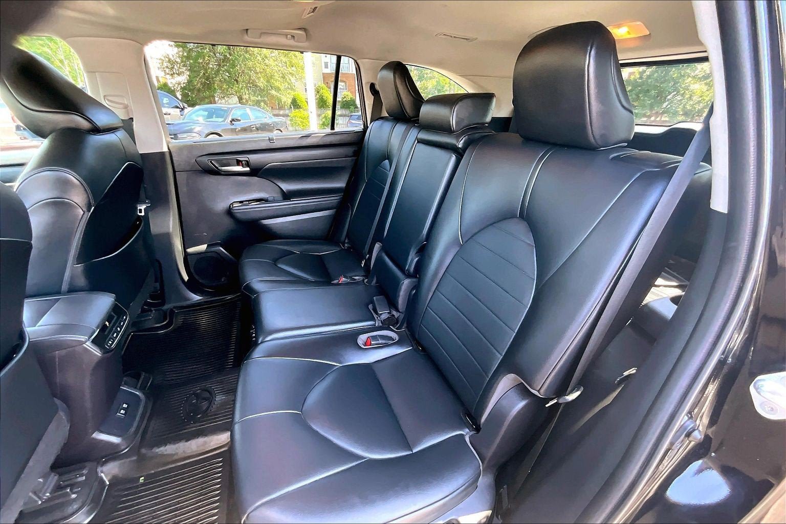 Used 2021 Toyota Highlander XLE AWD/4WD image 25
