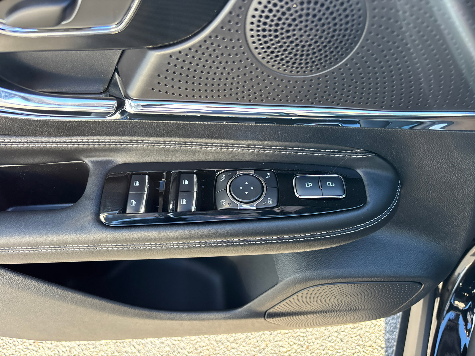 New 2026 Lincoln Corsair Reserve w/ Rear Removable Package Tray image 13