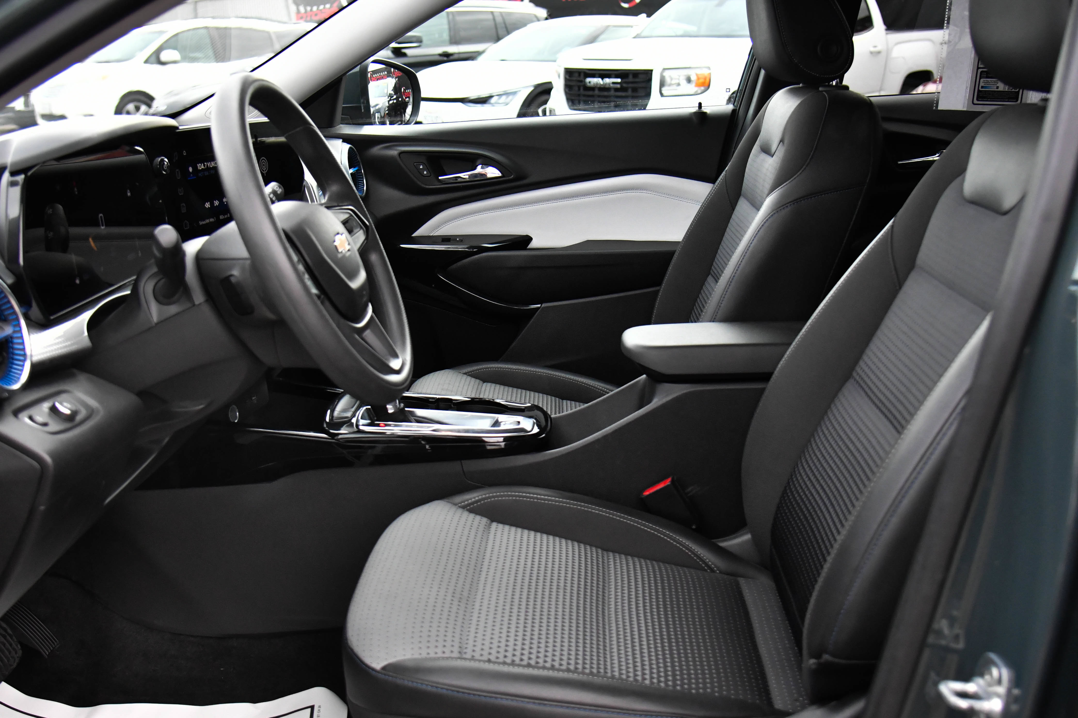 Used 2025 Chevrolet Trax LT FWD image 16