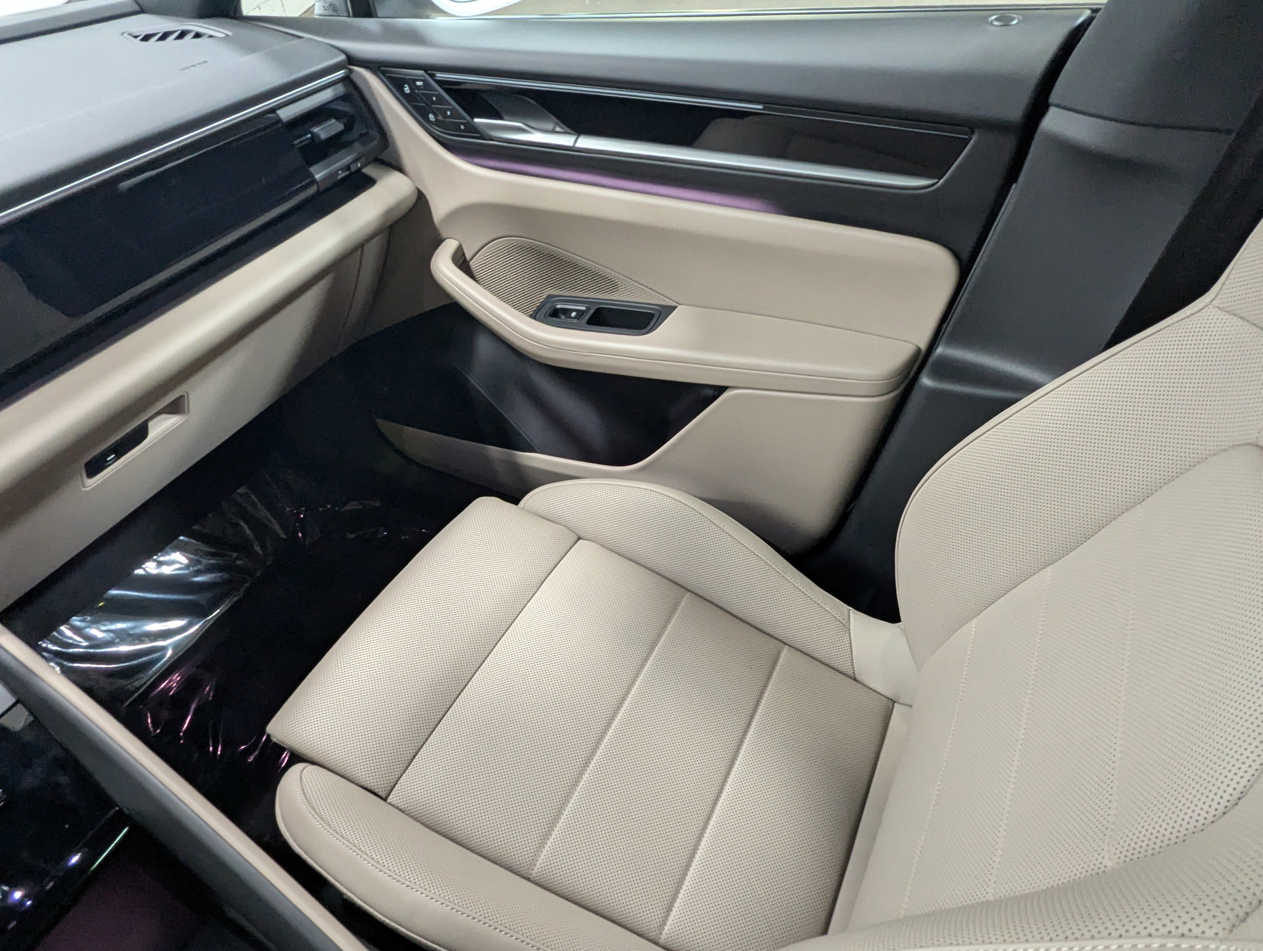 Certified 2025 Porsche Macan 4 Electric image 24