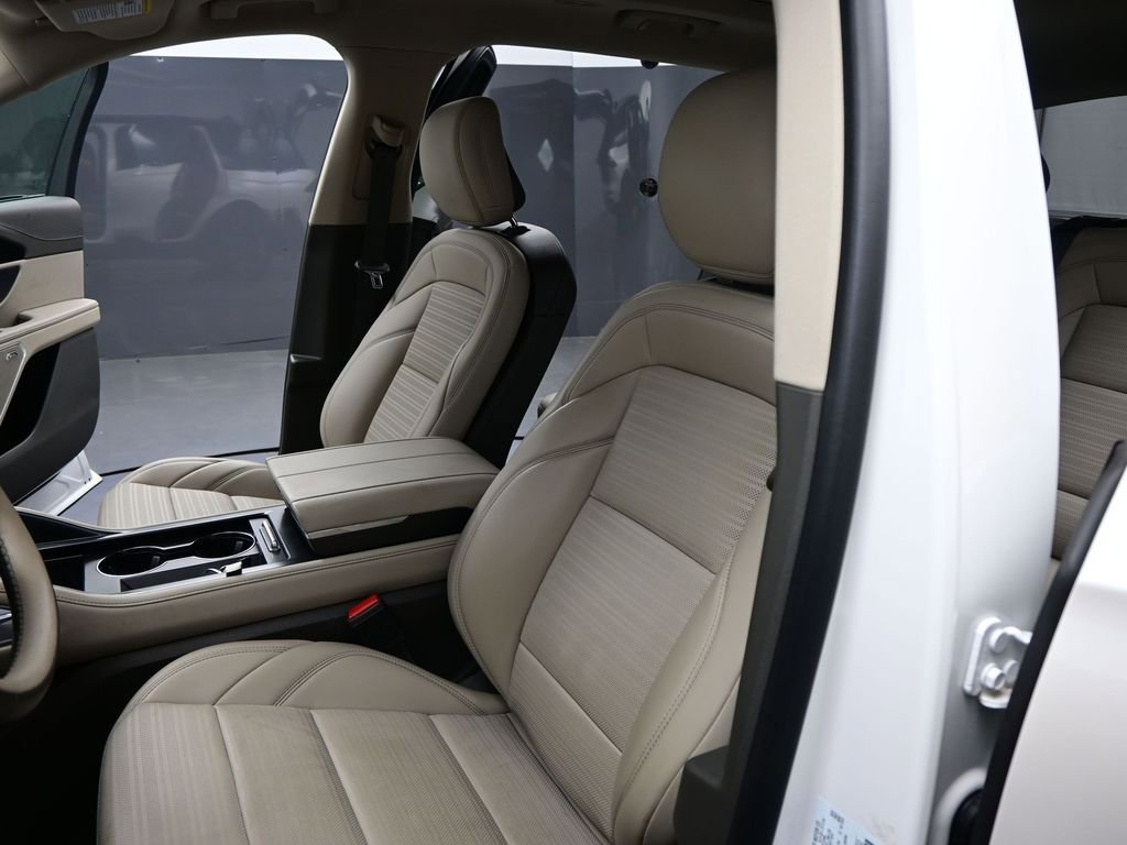 Used 2025 Lincoln Nautilus Reserve w/ Jet Appearance Package image 9