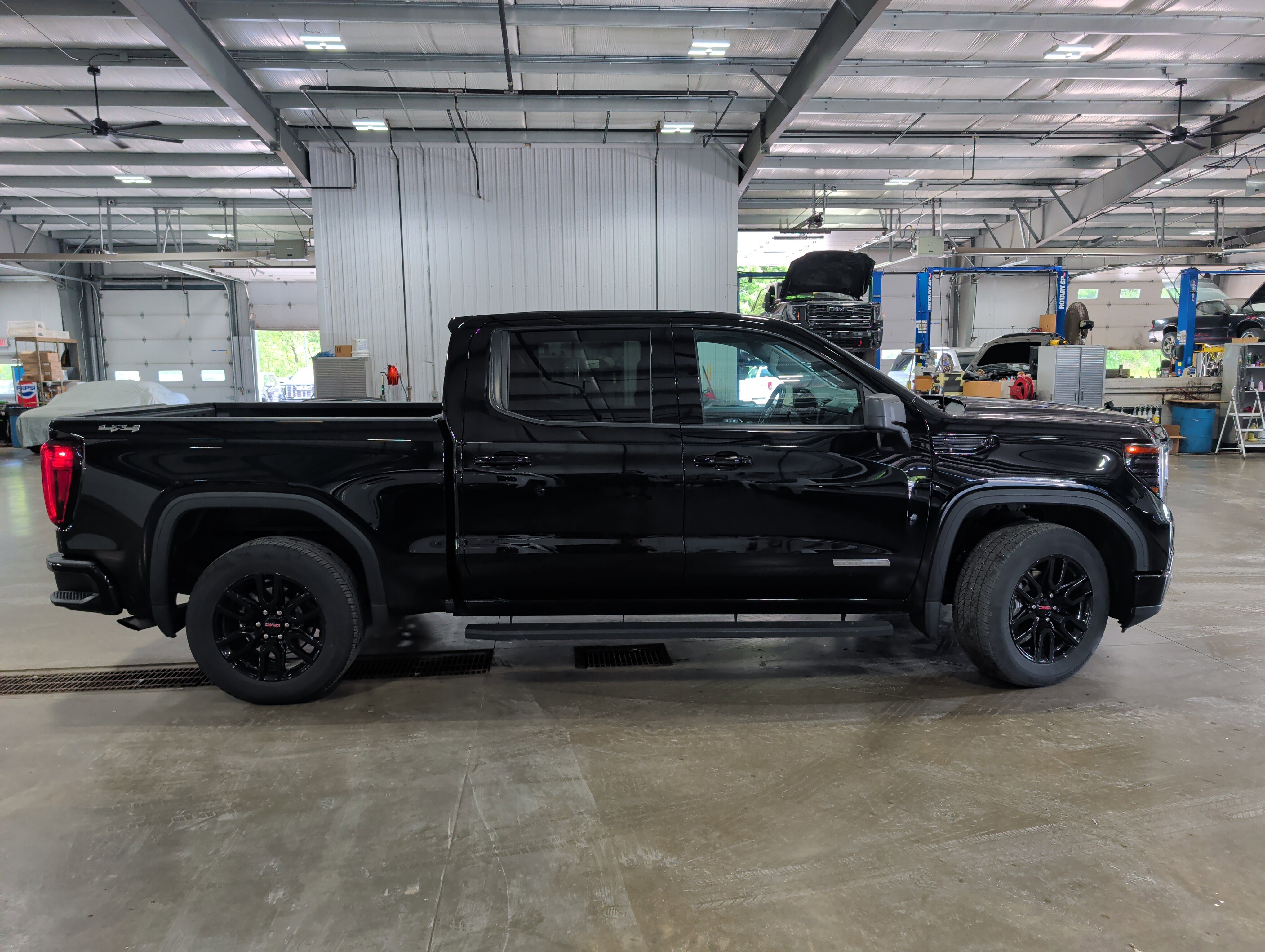 Used 2024 GMC Sierra 1500 Elevation AWD/4WD image 2