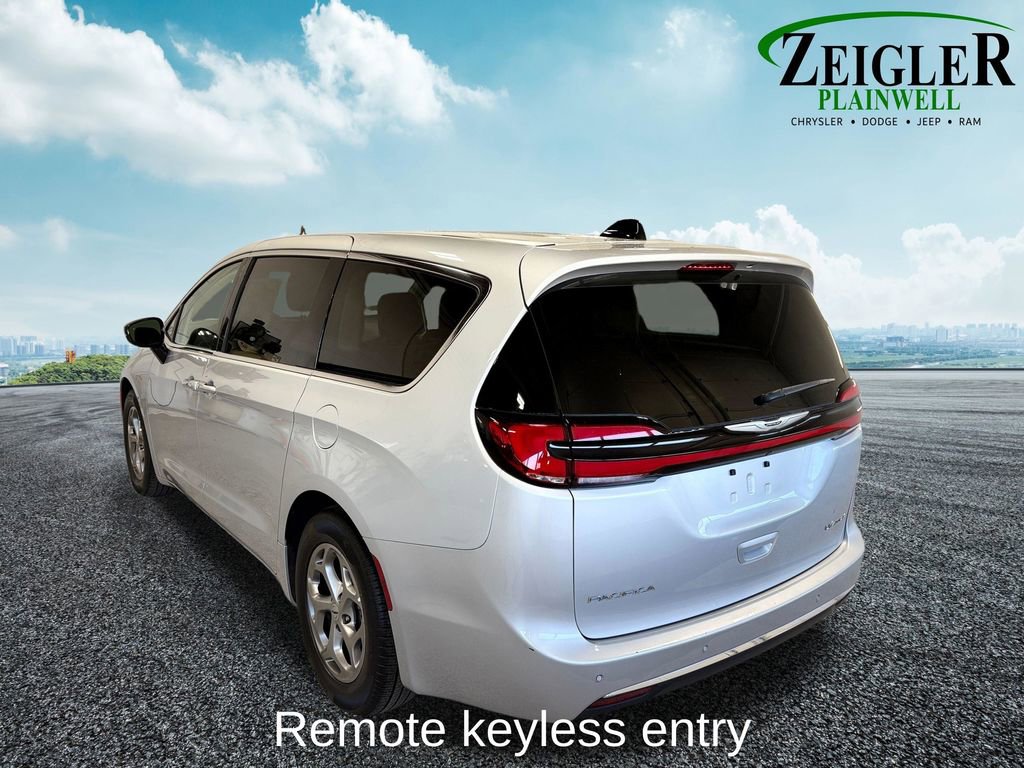 Used 2024 Chrysler Pacifica Limited image 7