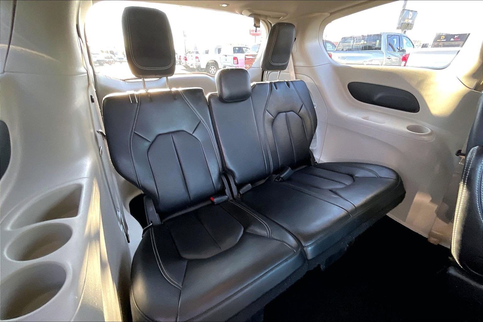 Used 2024 Chrysler Pacifica Touring-L image 25