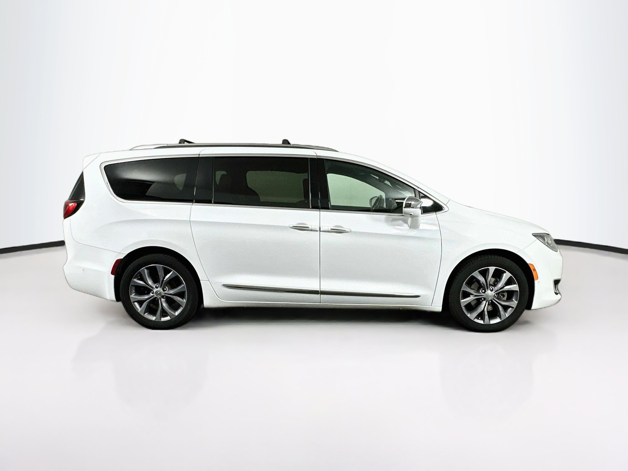 Used 2020 Chrysler Pacifica Limited w/ Tire & Wheel Group FWD image 10