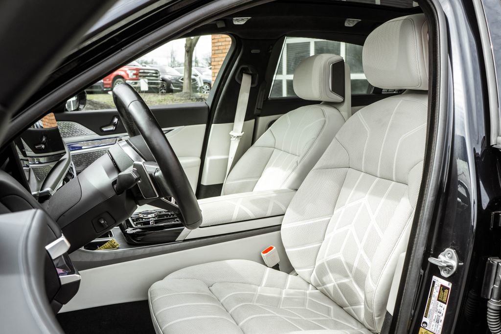 Used 2023 BMW 760i xDrive w/ Executive Package image 6