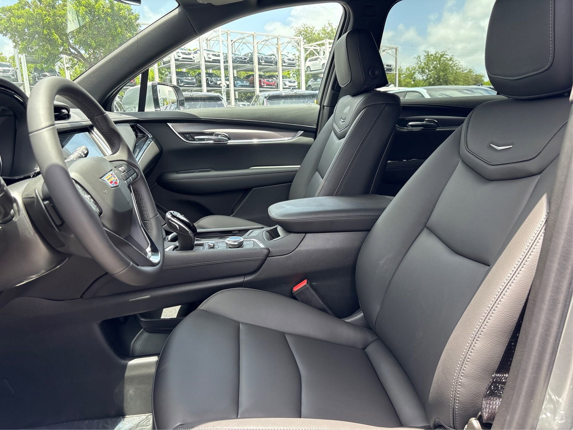 New 2025 Cadillac XT6 Luxury image 9