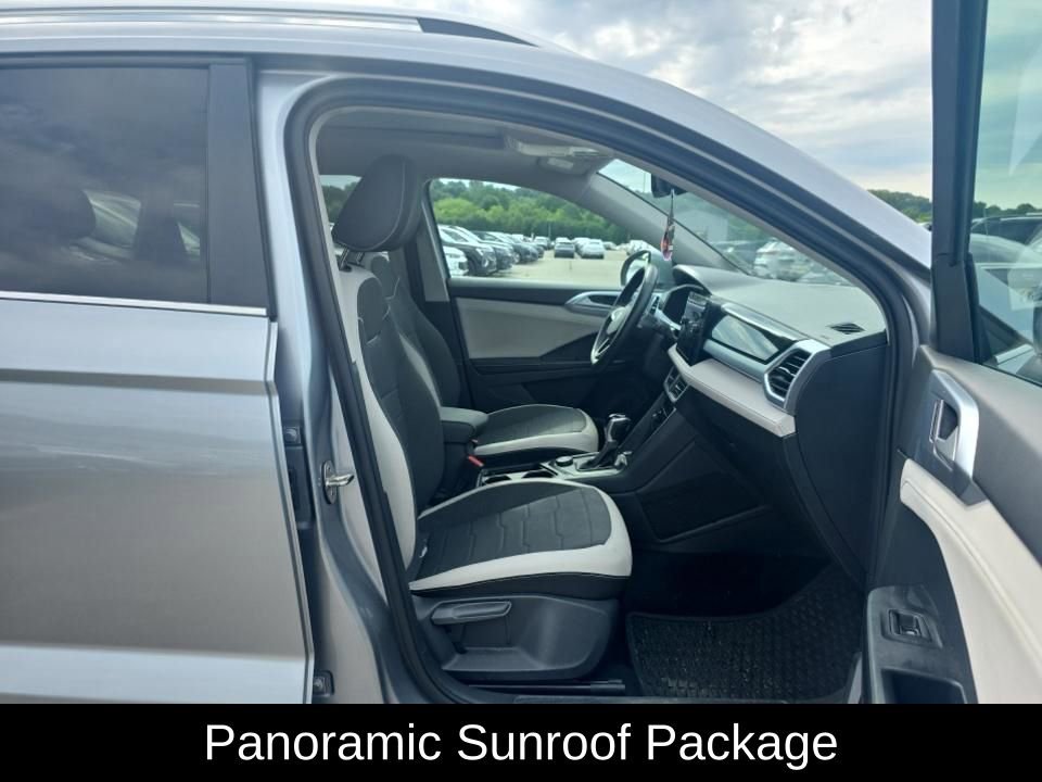 Used 2025 Volkswagen Taos SE w/ Panoramic Sunroof Package AWD/4WD image 5