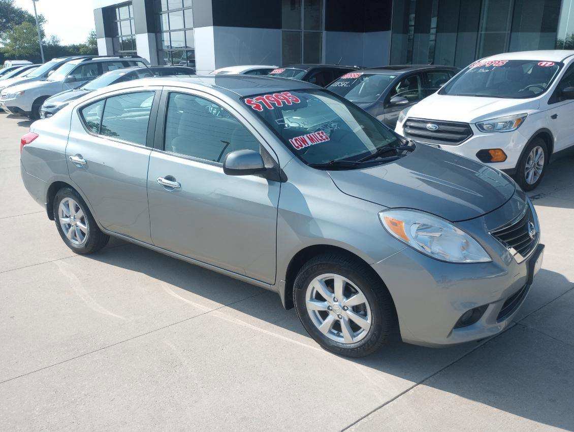 Used 2012 Nissan Versa SL image 1