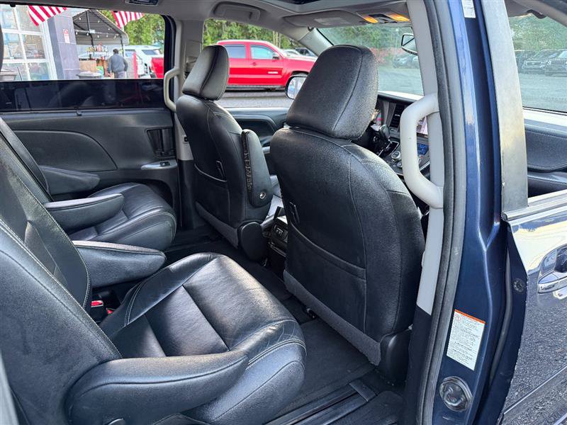 Used 2018 Toyota Sienna SE Premium w/ Carpet Mat Package FWD image 17