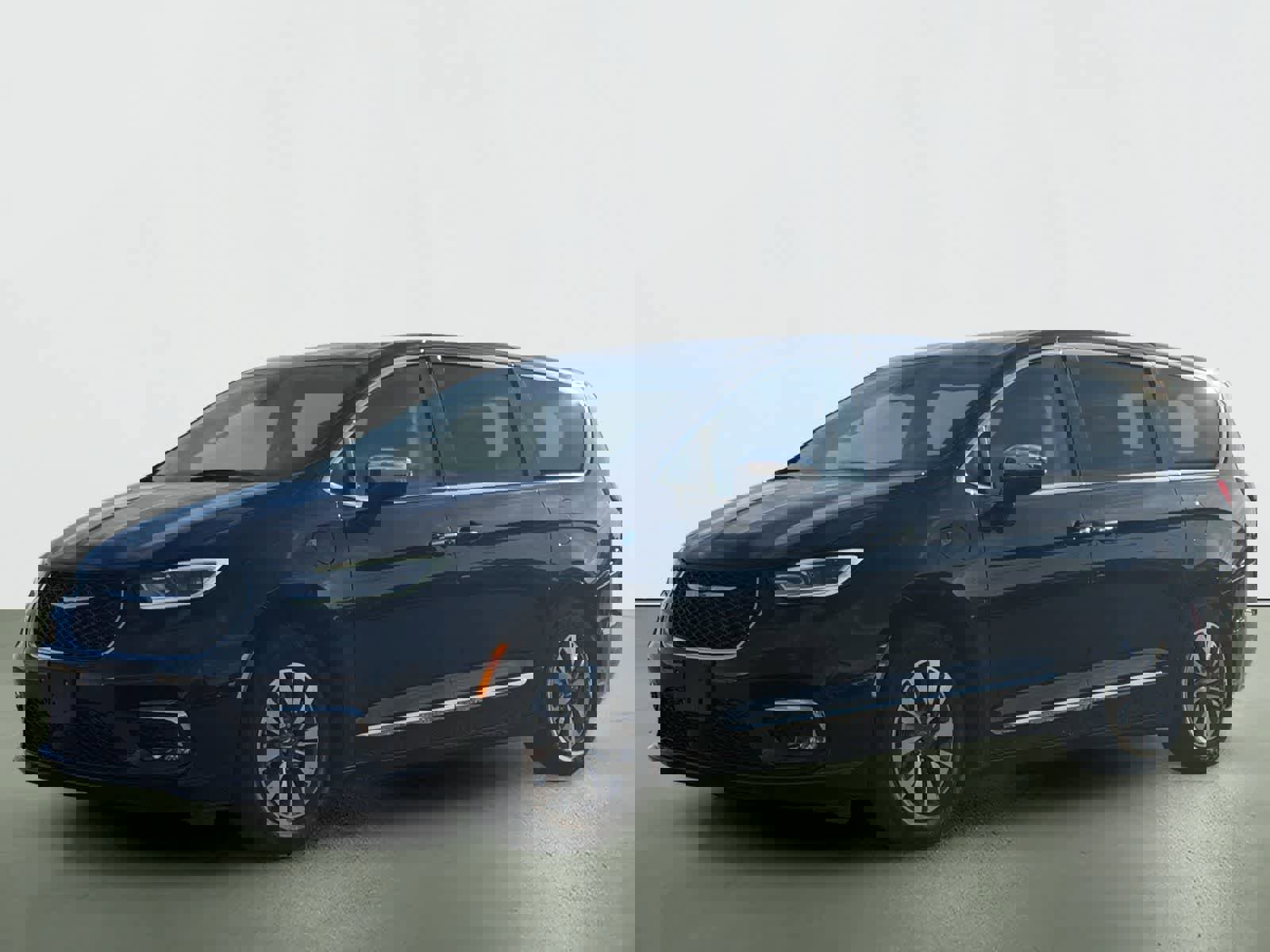 Used 2023 Chrysler Pacifica Limited image 2