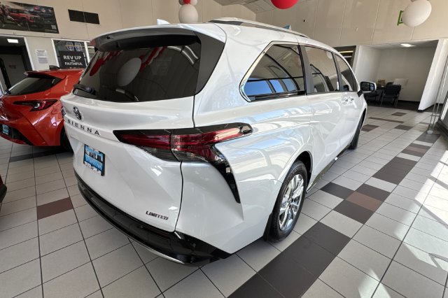 Used 2026 Toyota Sienna Limited FWD image 3