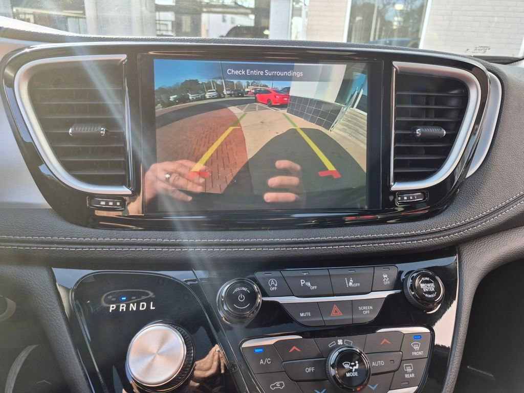 Used 2025 Chrysler Pacifica Limited image 18