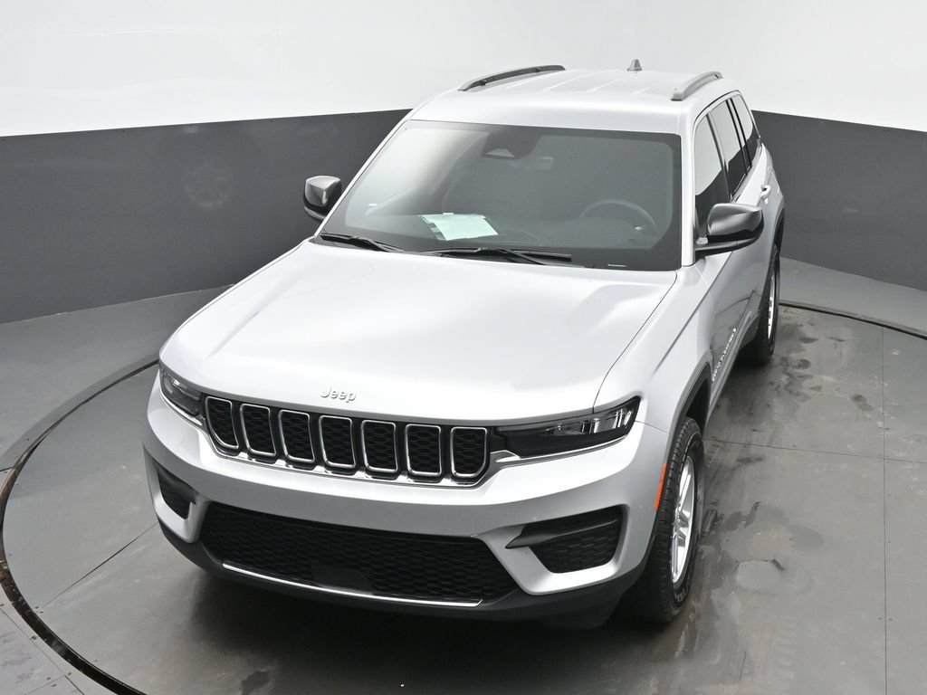 Used 2025 Jeep Grand Cherokee Laredo AWD/4WD image 43