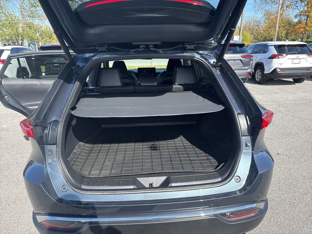 Used 2022 Toyota Venza XLE image 16