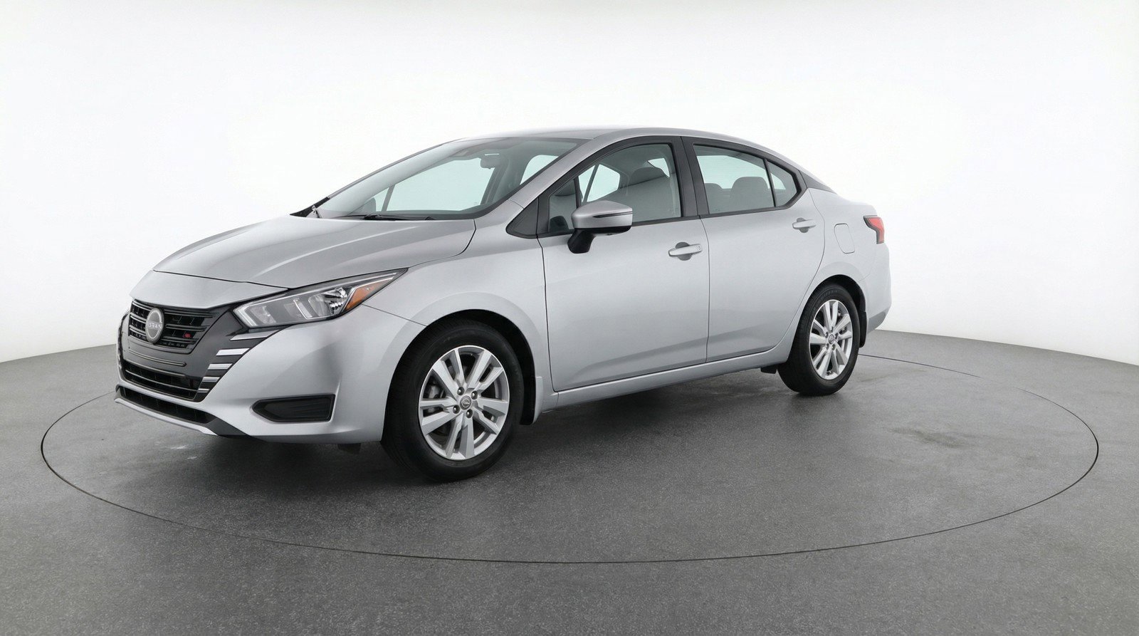 Used 2025 Nissan Versa SV image 3